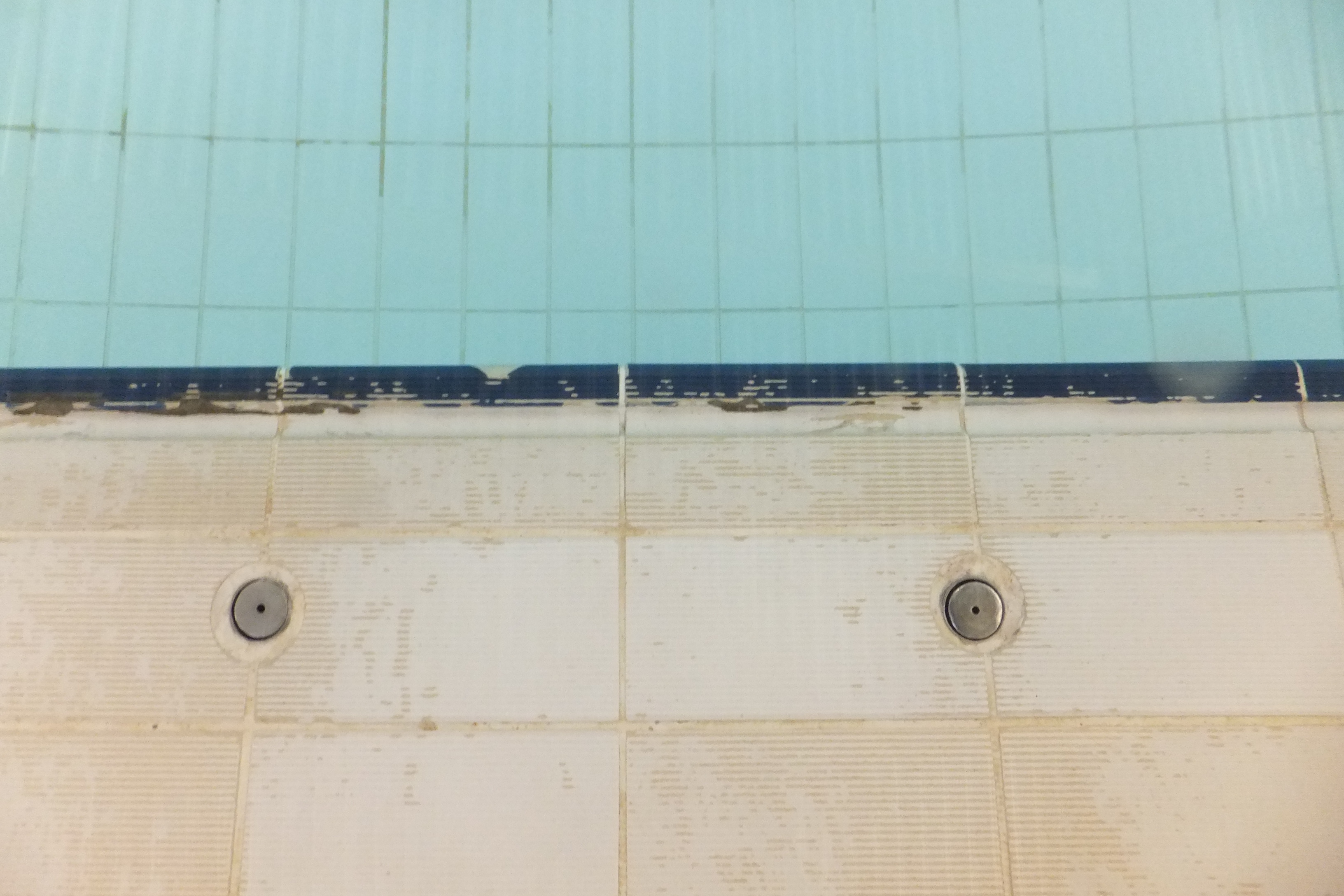 The removable ladders at this site have resulted in chipped and damaged edging tiles - a cutting hazard to the hands and feet of the pool users.